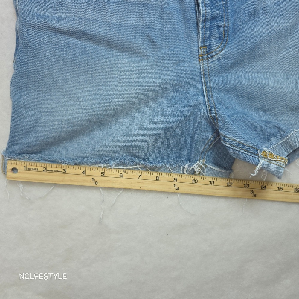 Forever 21 Womens High Waisted Denim Shorts Light Wash Frayed Hem Size 31 0225 - Picture 3 of 6